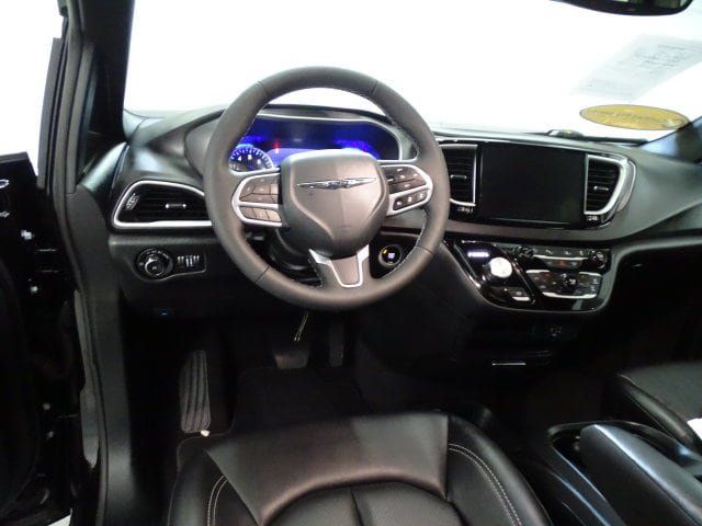Certified 2026 Chrysler Pacifica Select FWD image 5