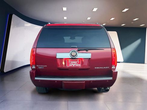 Used 2010 Cadillac Escalade Premium RWD image 4
