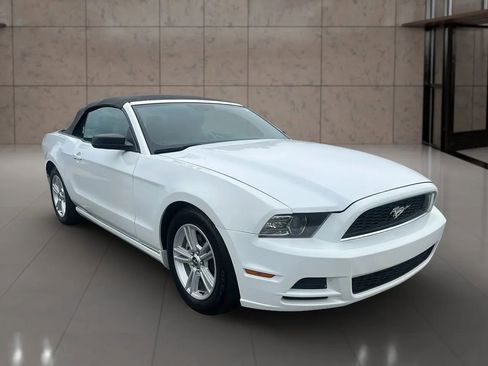 Used 2014 Ford Mustang Convertible RWD image 3