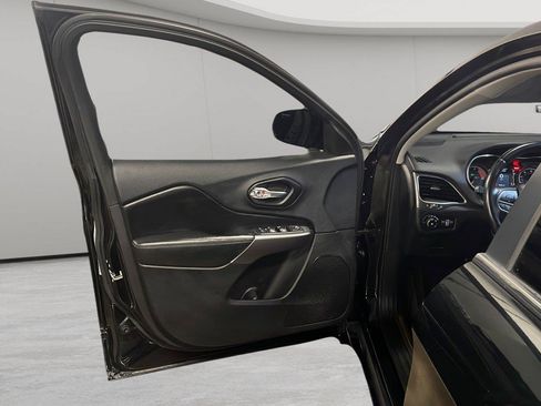 Used 2019 Jeep Cherokee Latitude Plus FWD image 23