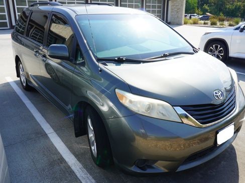 Used 2011 Toyota Sienna LE FWD image 3