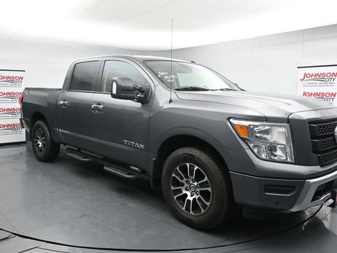 Used 2021 Nissan Titan SV w/ SV Convenience Package AWD/4WD image 2