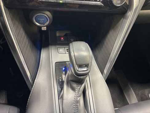 Used 2022 Toyota Venza XLE image 28