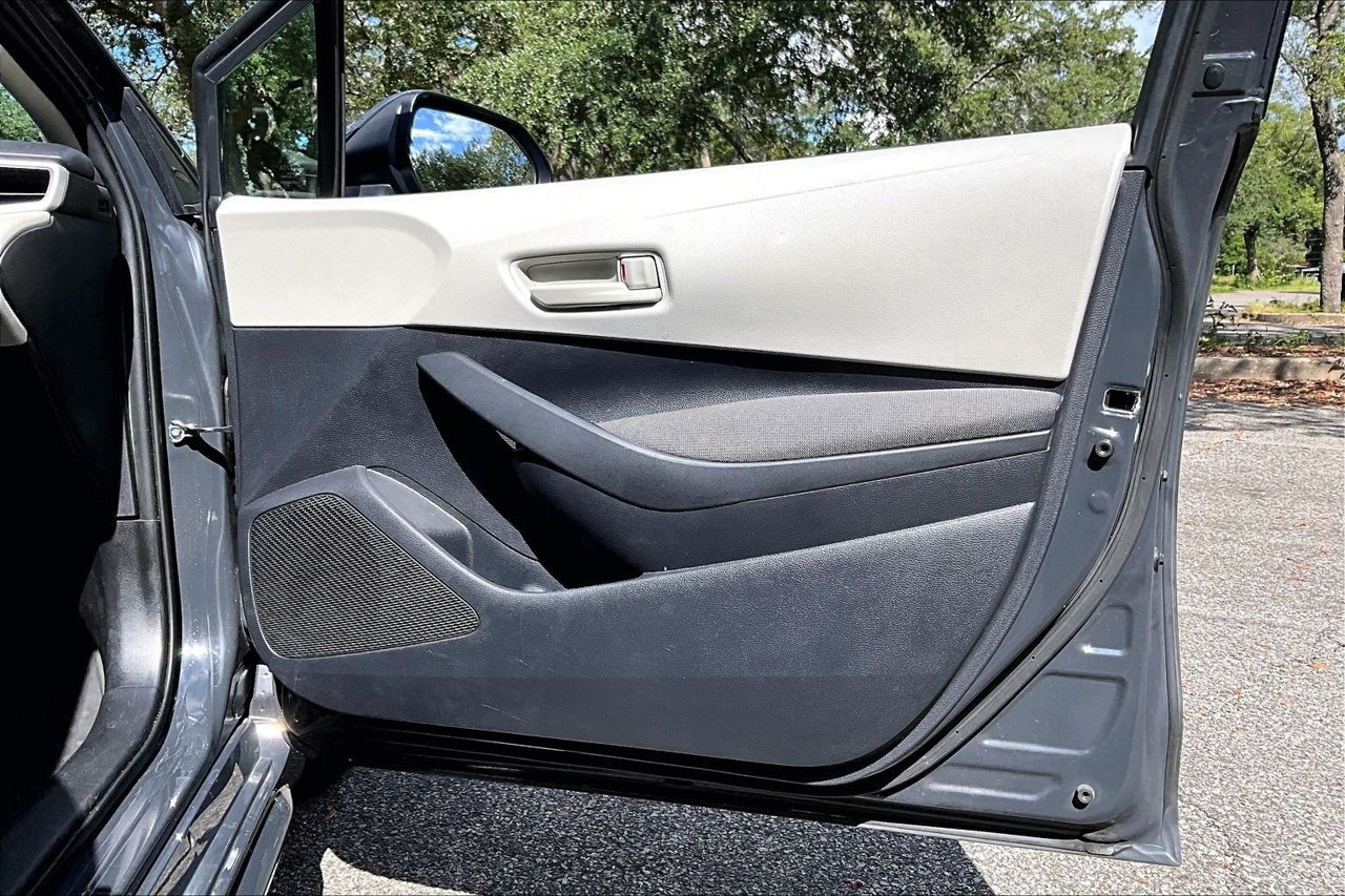 Used 2025 Toyota Corolla LE FWD image 29