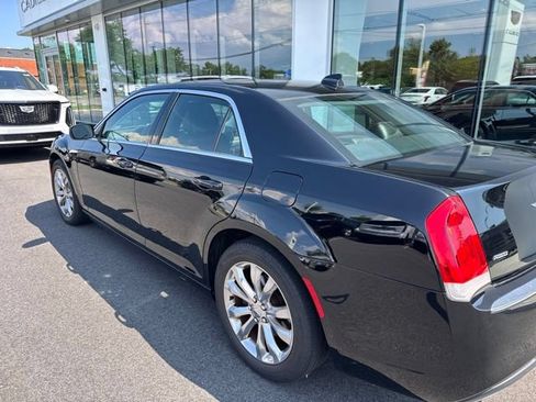 Used 2018 Chrysler 300 Touring L AWD/4WD image 4