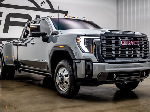 Used 2024 GMC Sierra 3500 Denali Ultimate AWD/4WD image 33