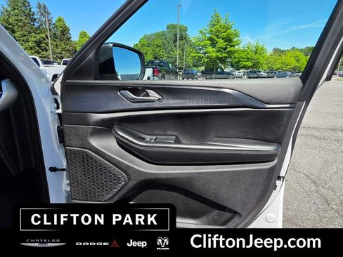 Used 2024 Jeep Grand Cherokee Laredo AWD/4WD image 14
