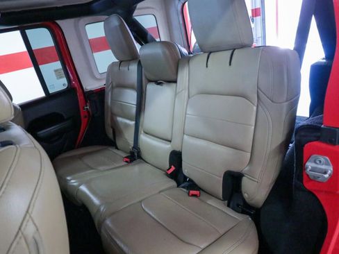 Used 2018 Jeep Wrangler Unlimited Sahara w/ Cold Weather Group image 16