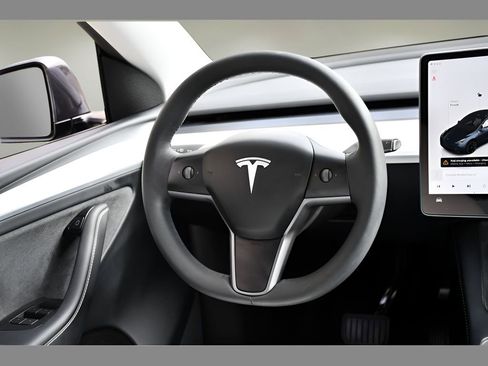 Used 2024 Tesla Model Y Long Range AWD/4WD image 17