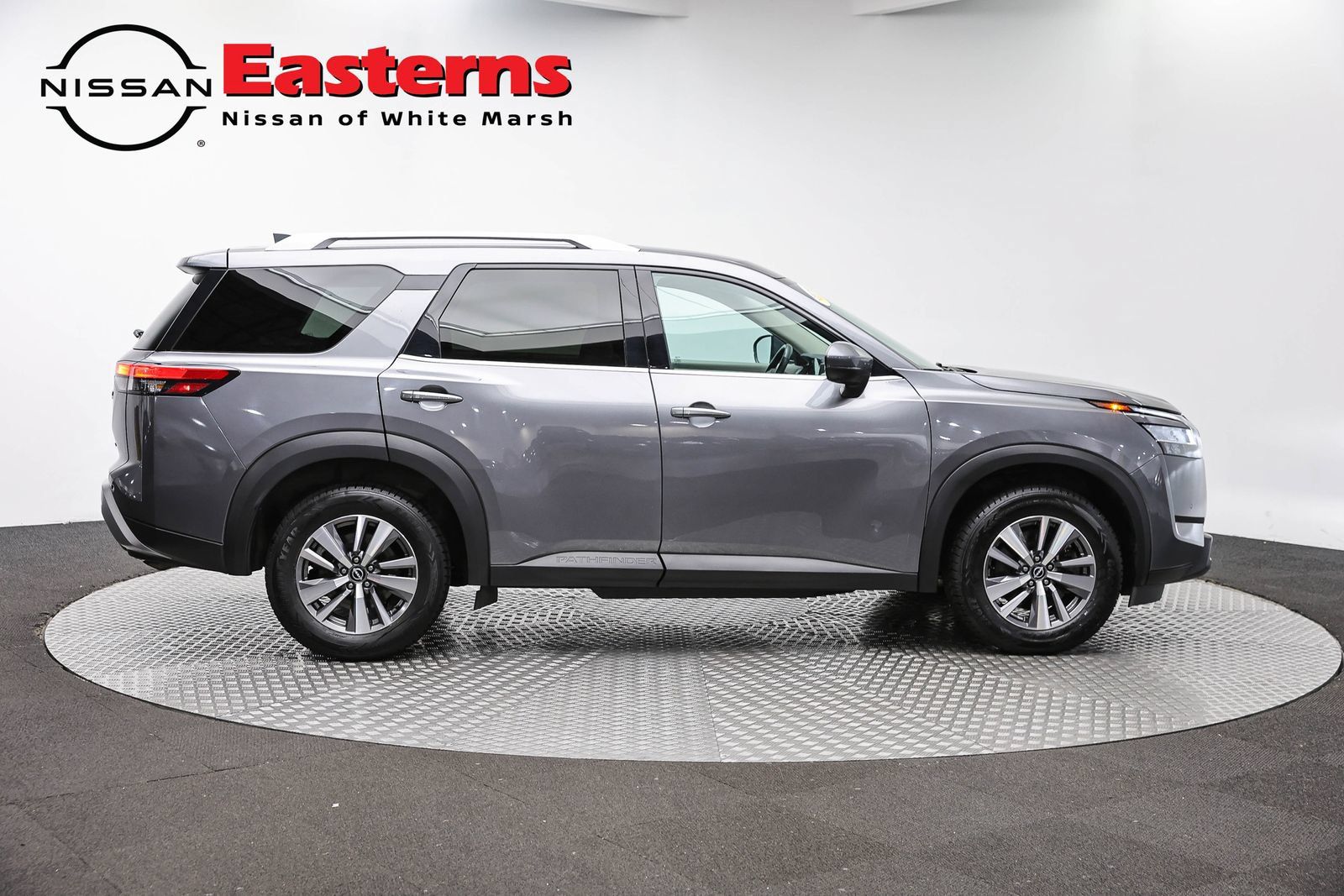 Used 2022 Nissan Pathfinder SL AWD/4WD image 4