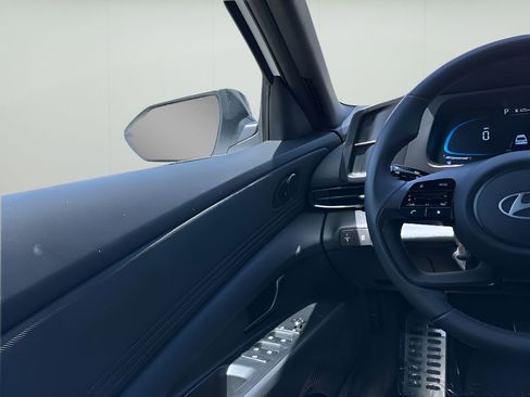 Used 2025 Hyundai Elantra Sport image 16