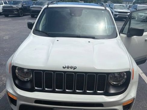 Used 2023 Jeep Renegade Latitude w/ Sun/Sound Group AWD/4WD image 1