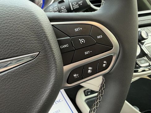 Used 2023 Chrysler Pacifica Touring-L FWD image 25