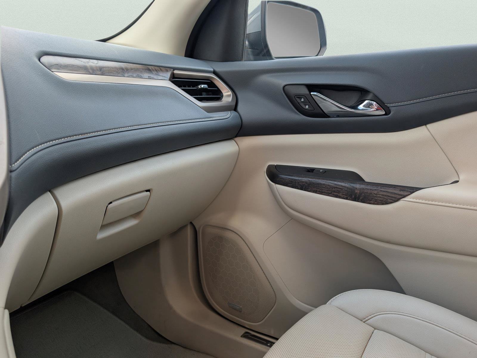 Used 2023 GMC Acadia Denali w/ Denali Technology Package FWD image 30