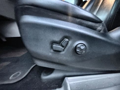 Used 2018 Chrysler Pacifica Touring-L image 14