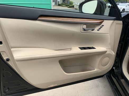 Used 2013 Lexus ES 300h w/ Luxury Pkg FWD image 14