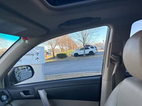 Used 2010 Toyota Highlander SE image 3