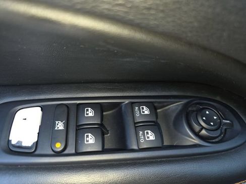 Used 2018 Jeep Compass Latitude FWD image 28