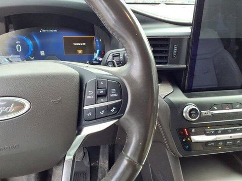 Used 2020 Ford Explorer Platinum w/ Premium Technology Package image 18