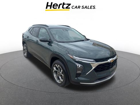 Used 2025 Chevrolet Trax LT image 1