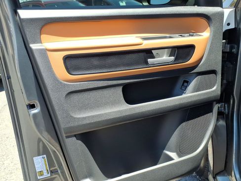 Used 2025 Volkswagen ID. Buzz Pro S RWD image 18