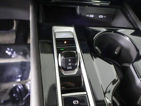 Used 2025 Volkswagen Atlas SE image 47