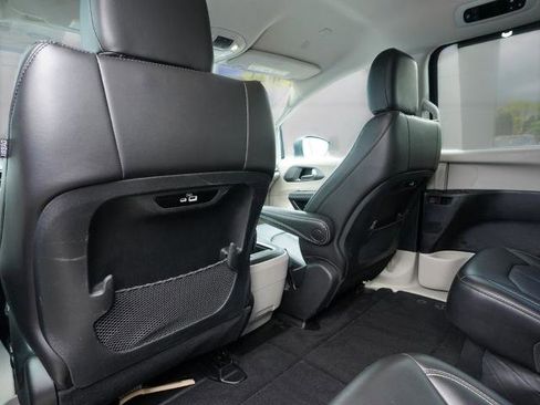 Used 2023 Chrysler Pacifica Touring-L FWD image 19