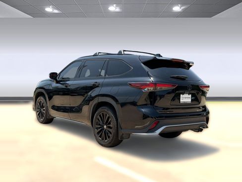 Used 2024 Toyota Highlander XSE FWD image 3
