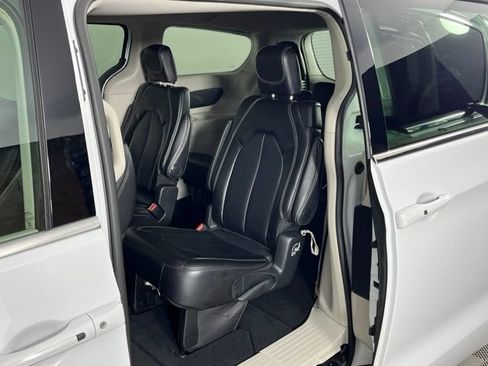 Used 2024 Chrysler Pacifica Touring-L FWD image 23