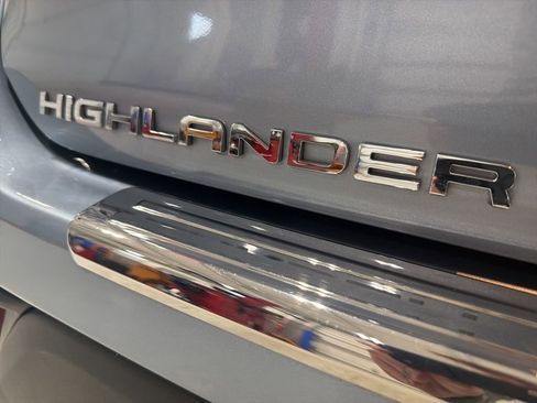 Used 2024 Toyota Highlander XLE image 10