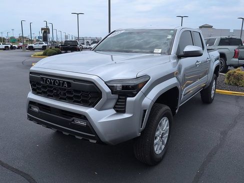 Used 2025 Toyota Tacoma SR5 AWD/4WD image 3