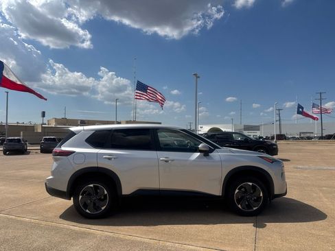 Used 2025 Nissan Rogue SV FWD image 25