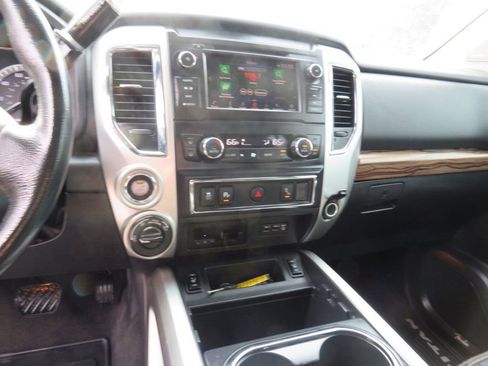 Used 2019 Nissan Titan SL w/ Texas Titan Edition image 12