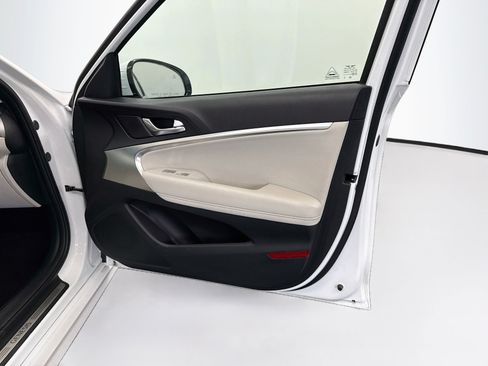 Used 2025 Genesis G70 2.5T RWD image 33