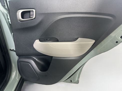 Used 2025 Hyundai Venue SEL FWD image 28