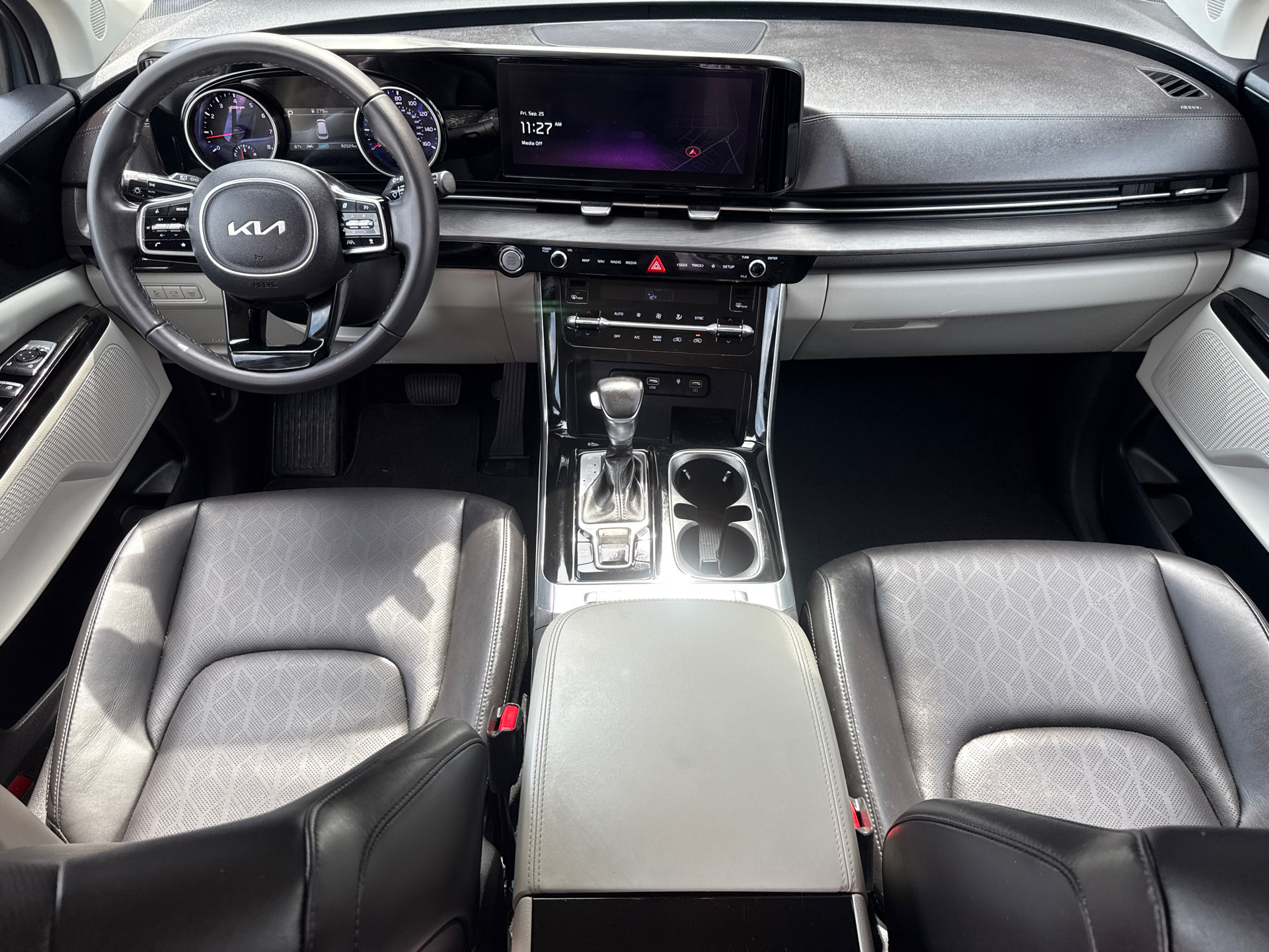 Used 2023 Kia Carnival EX FWD image 12