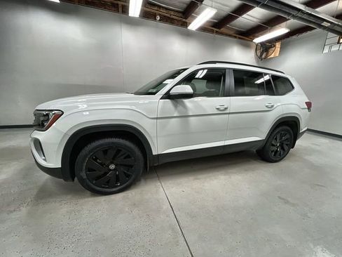 Used 2024 Volkswagen Atlas SE AWD/4WD image 5