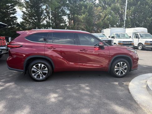 Used 2022 Toyota Highlander XLE AWD/4WD image 11
