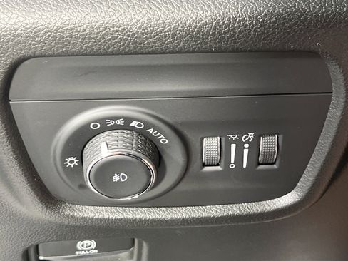 Used 2023 Jeep Grand Cherokee Overland w/ Luxury Tech Group IV AWD/4WD image 10