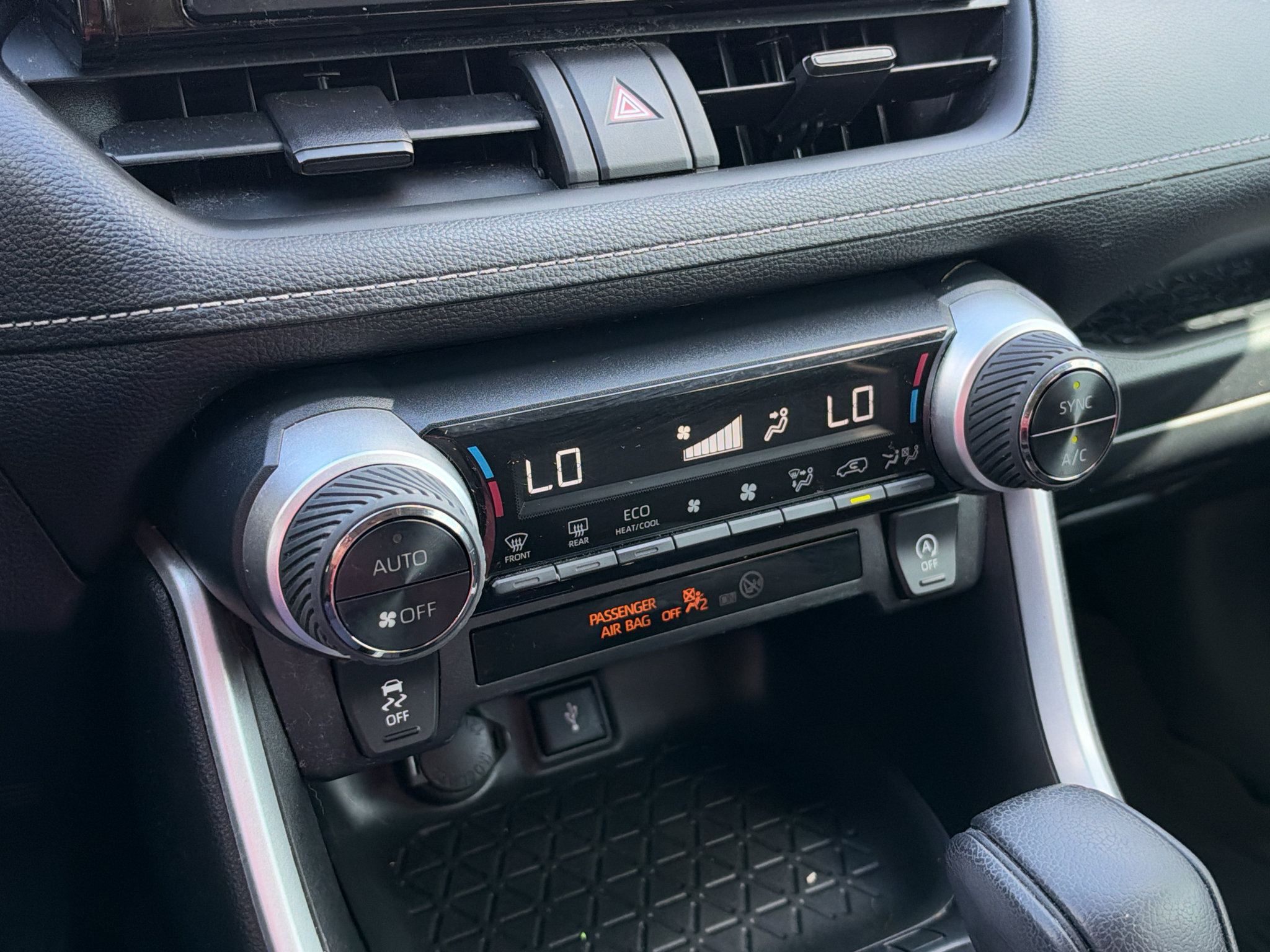 Used 2021 Toyota RAV4 XLE w/ Convenience Package FWD image 25