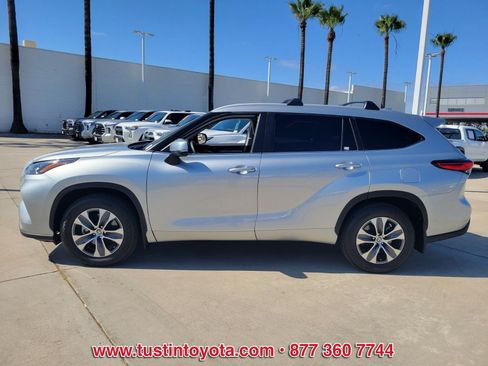 Used 2023 Toyota Highlander XLE AWD/4WD image 7