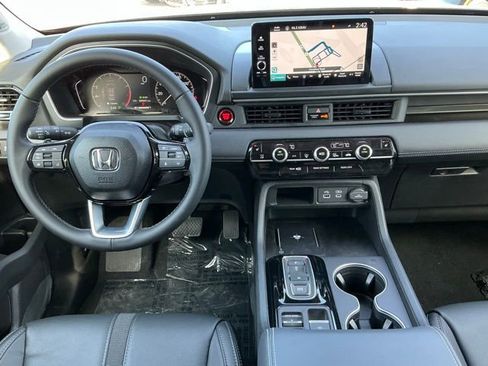 New 2025 Honda Pilot Touring image 8