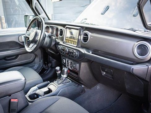 Used 2018 Jeep Wrangler Unlimited Sahara w/ Uconnect 4C Nav & Sound Group image 29