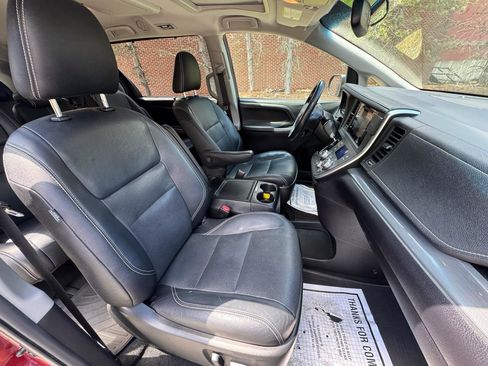 Used 2016 Toyota Sienna SE Premium FWD image 16