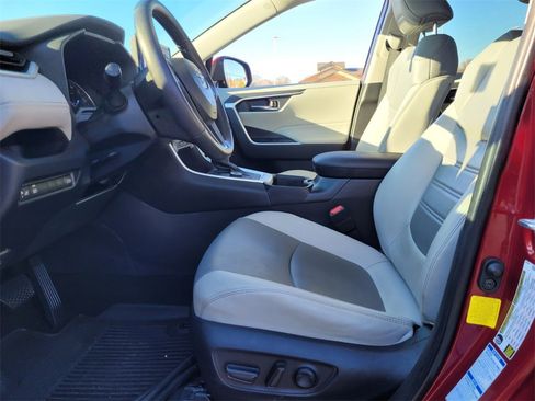 Used 2022 Toyota RAV4 XLE Premium image 4