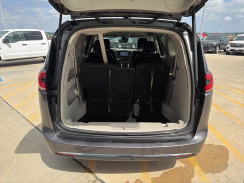 Used 2023 Chrysler Pacifica Touring-L FWD image 21