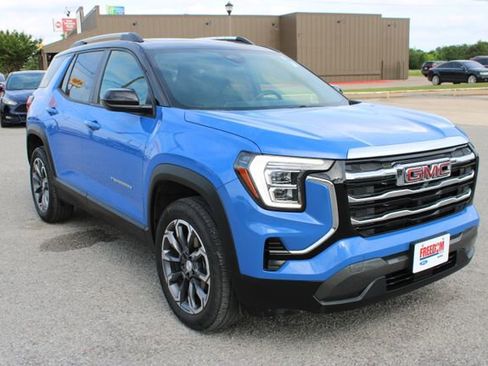 Used 2025 GMC Terrain Elevation w/ Elevation Premium Package FWD image 3
