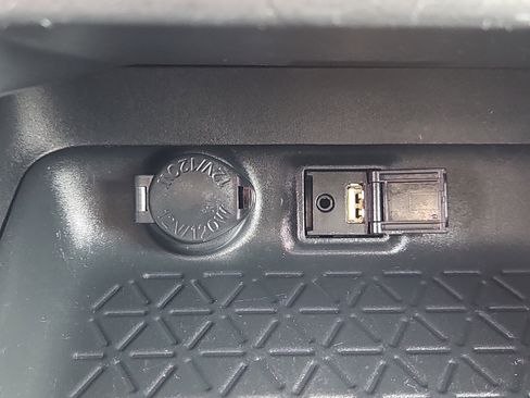 Used 2019 Toyota RAV4 LE image 9