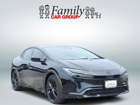 Used 2025 Toyota Prius FWD image 2