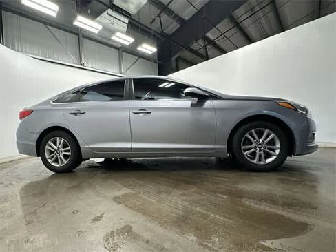 Used 2017 Hyundai Sonata SE image 3